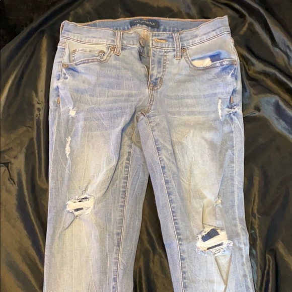 Light wash .. light distressed jeans - Picture 1 of 5